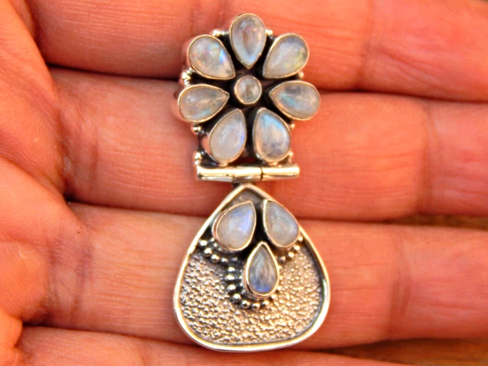 Pendiente con flor de piedra lunar natural en plata de ley 925 Foto 3 de 4