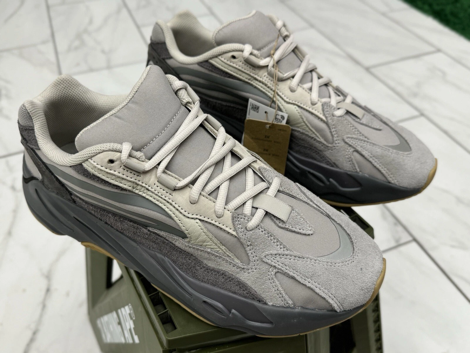 Taglia 9.5 Adidas Yeezy Boost 700 V2 Tephra