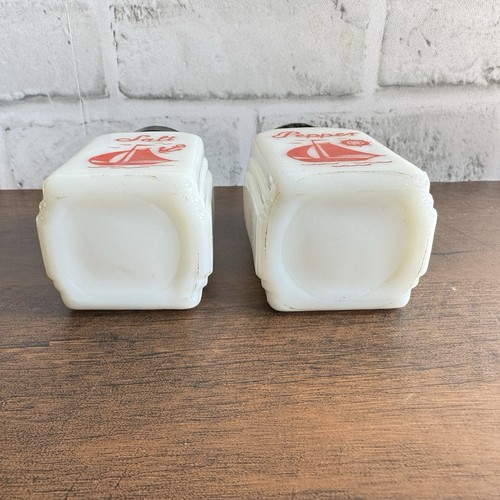 Vintage McKee Milchglas rot Segelboot Salz Pfefferstreuer Set römischer Bogen Deko wie abgebildet - Bild 8 von 11