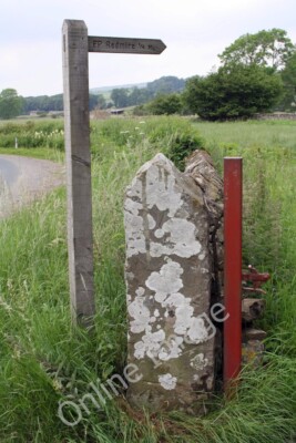 Foto 6x4 Fußwegschild neben Benchmark Torpfosten Castle Bolton The foo c2011