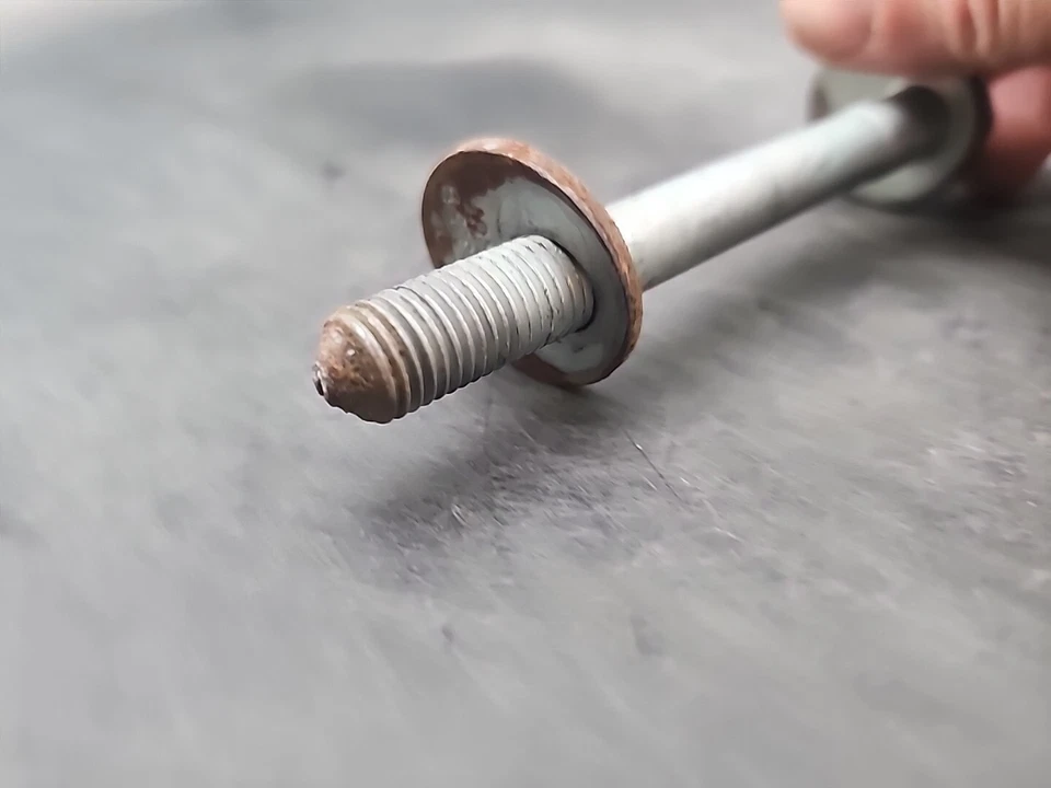 Задний прогиб 2004-2005 Audi S4 A4 R1-445 регулируемый эксцентричный болт 8E0501387C - Изображение 3 из 4