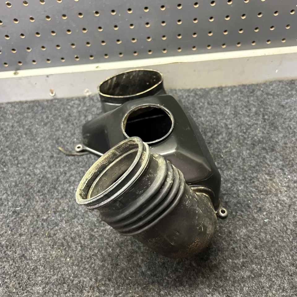 SUZUKI LT80 LT 80 QUADSPORT ЧЕРНЫЙ ПЛАСТИКОВЫЙ ЧЕХОЛ ДВИГАТЕЛЯ OEM С ВПУСКНОЙ ТРУБКОЙ - Изображение 4 из 4