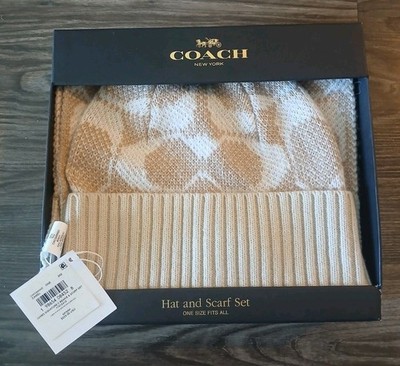 COACH Jumbo Signature C Logo Scarf and Beanie Hat Gift Set  display picture 2