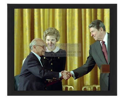 RONALD REAGAN MILTON FRIEDMAN PRESIDENTIAL MEDAL 1988 8X10 FRAMED PHOTO