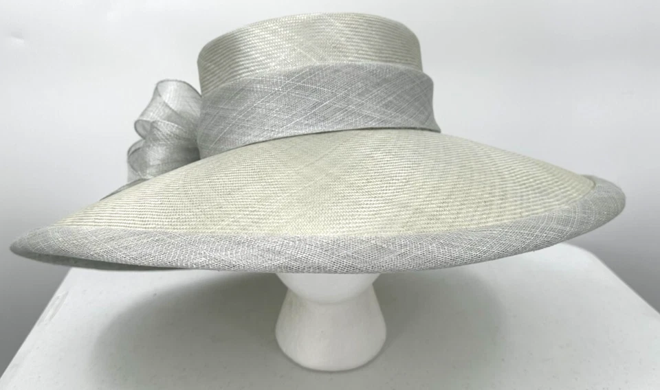 Sombrero especial personalizado de ala ancha de tela plateada Suzanne Couture Millinery para mujer Foto 3 de 4