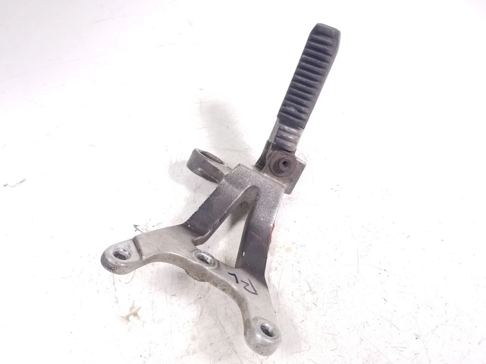 94 Suzuki GSXR 1100 GSXR1100W reposapiés trasero izquierdo pasajero reposapiés y soporte de montaje Foto 4 de 4