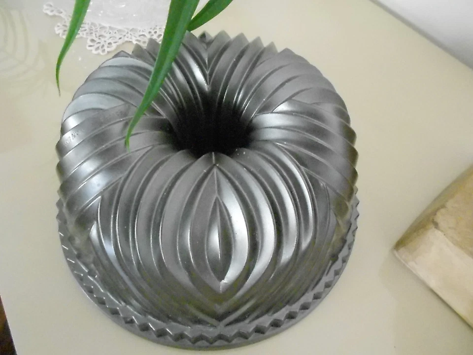 Nordic Ware 53624 Stampo Bavaria, Alluminio, Argento, 10 Cup Capacity - Immagine 2 di 4