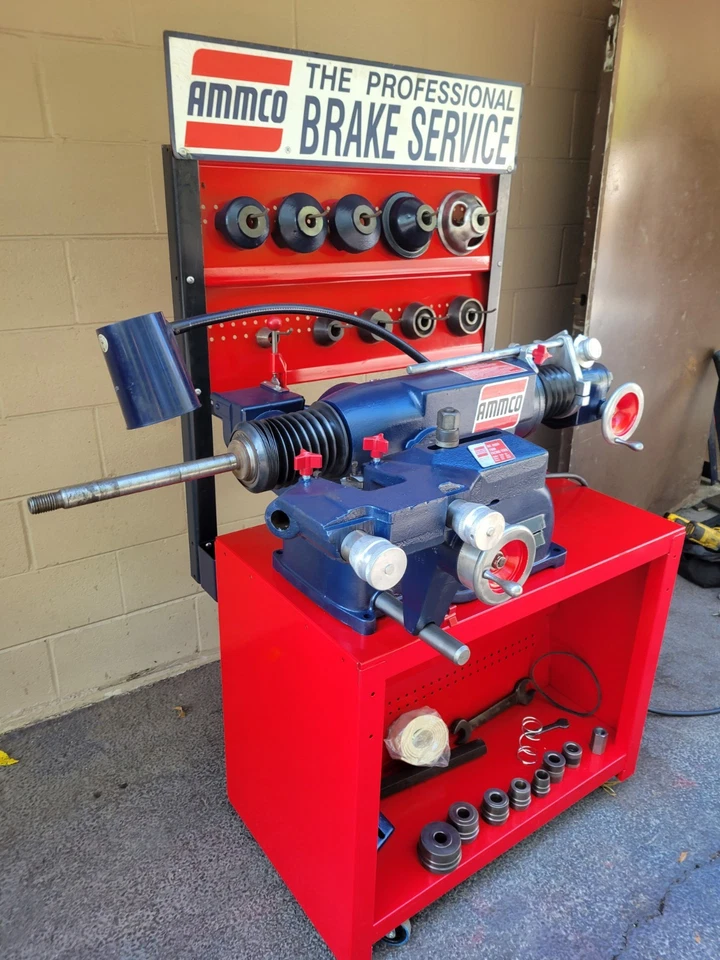 Torno de freno de disco y tambor Ammco 4000B cargado con adaptadores y herramientas Foto 2 de 4