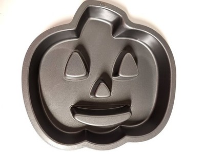 Wilton Halloween Pumpkin Jack O' Lantern Large Fluted Non Stick Cake Pan 
