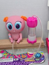 Muñeca bebé rosa Nerlie "Neonato" 2011 Distroller pelo naranja y ojos azules y biberón