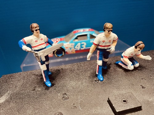 Richard Petty Pit Crew - Pontiac Grand Prix STP - Racing Champions In Plexiglass - Picture 5 of 12