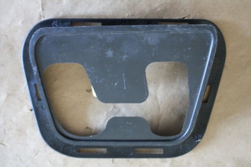 GM 15893977 FRONT TOW BRACKET COVER 2013-2014 AVALANCHE, SUBURBAN, TAHOE - Imagen 2 de 3