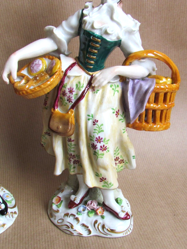 SITZENDORF PAIR OF FIGURINES MARKET SELLERS CARRYING BASKETS CIRCA 1940 (10488) - Picture 4 of 8