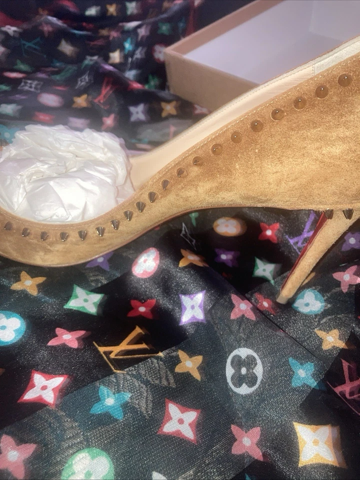 Bombas Christian Louboutin marrom camurça Anjalina cravadas. Tamanho 39 - Imagem 4 de 4