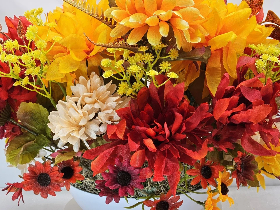 Centros de mesa florales vivos de otoño: calabazas con hojas agradecidas/benditas y brillantes Foto 4 de 4