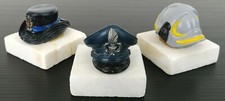 3 CASCHI MILITARI IN GESSO - CARABINIERI / POMPIERI - BASE IN MARMO - 4X4 CM