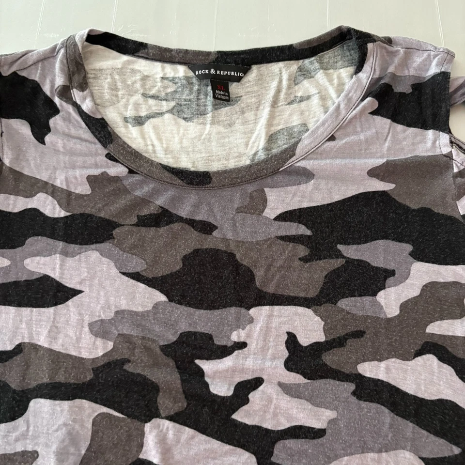 Camiseta feminina Rock & Republic XL ombro frio cinza preta estampa camuflada - Imagem 3 de 4