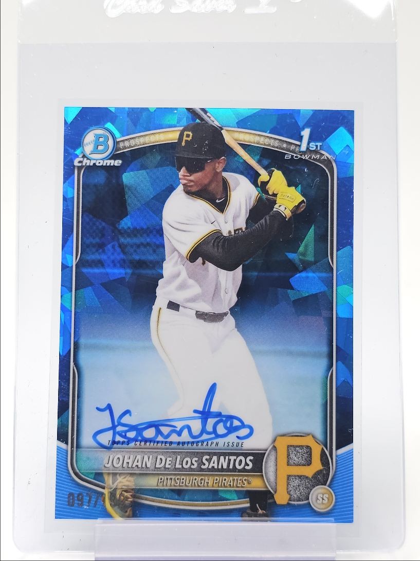 JOHAN DE LOS SANTOS 2025 BOWMAN CHROME 1ST SAPPHIRE PIRATES AUTO /199 Q1189