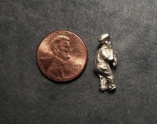 Gandy Dancers HO Scale Unpainted Metal Figure "Mason Carrying Mortar" Pre-Owned - Picture 2 of 2