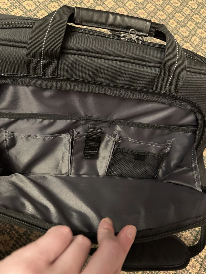 Bolsa para computadora portátil 15.6" negra Targus clásica delgada Topload Messenger TCT027US Foto 2 de 4