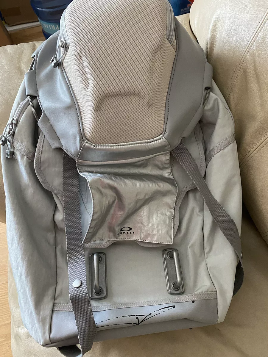 OAKLEY by SAMUEL ROSS One shoulder backpack Great Condition.