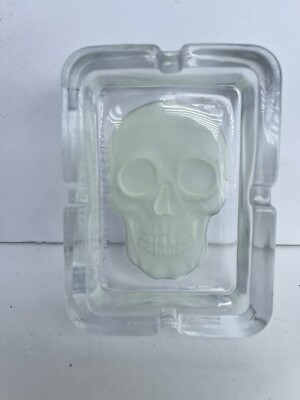  Glow in the dark SKULL Clear Glass Ashtray No chips or cracks