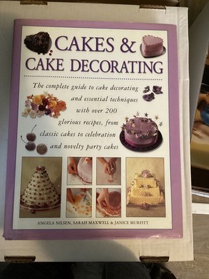 Cakes & Cake Decorating The complete guide to cake decorating and essential tec 