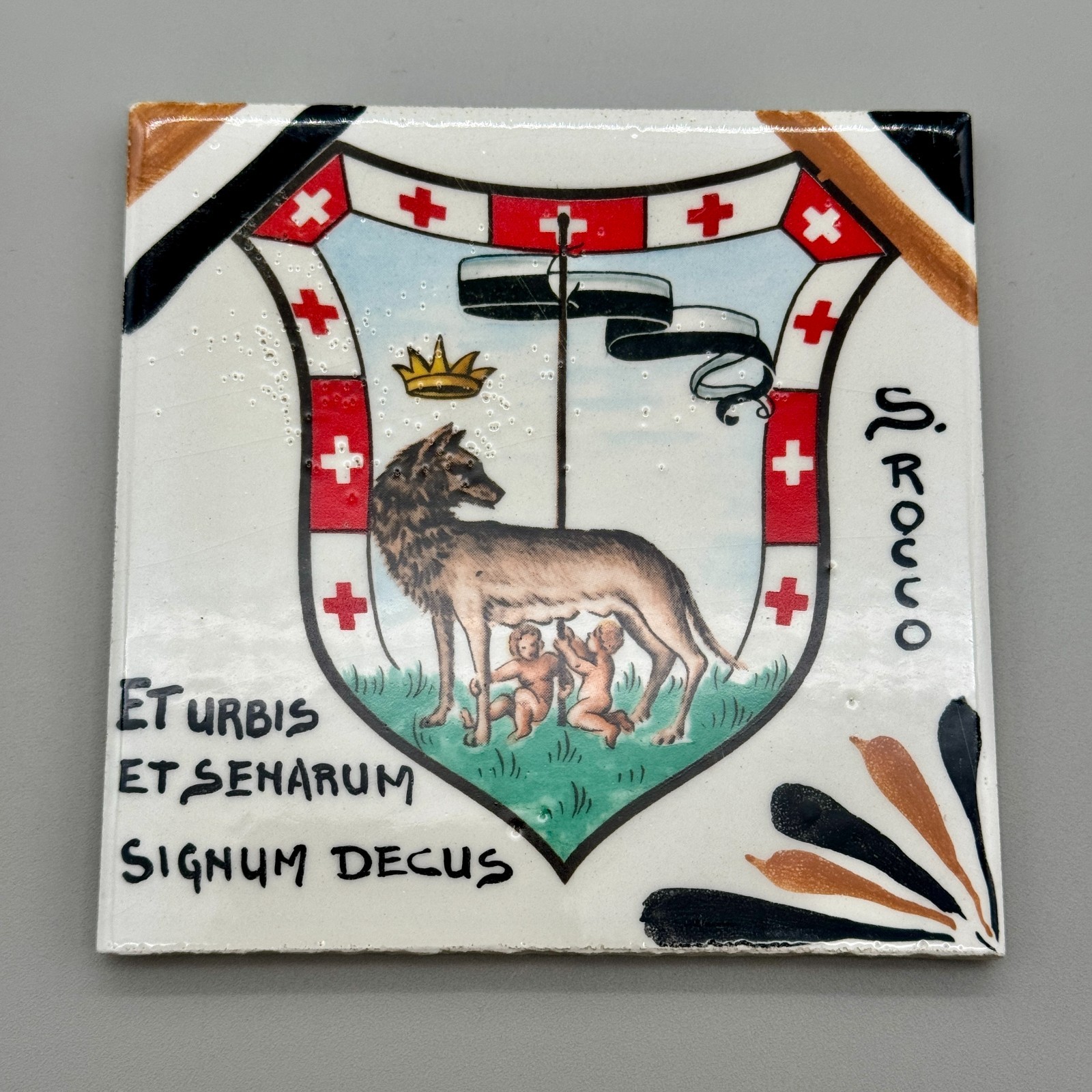 Contrada della Lupa piastrella decorata ceramica S. Rocco motto 1990 ca