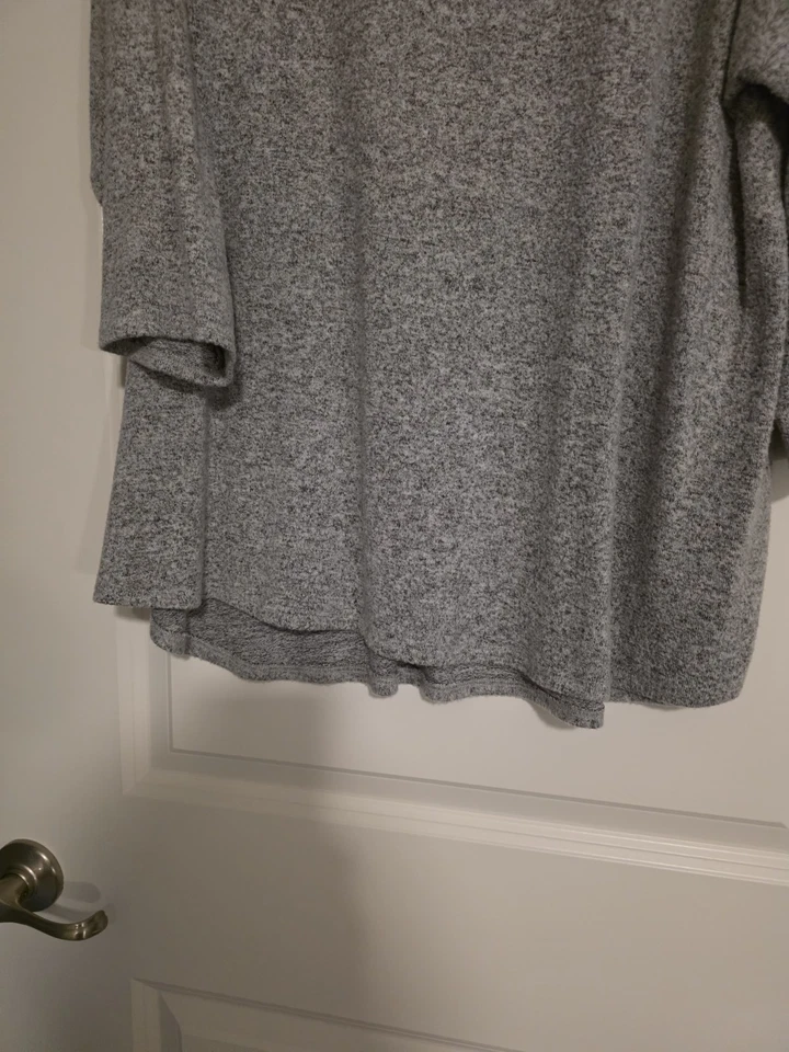 Suéter suave manga 3/4 gris Verve Ami para mujer con detalle de metal talla 2X Foto 3 de 4