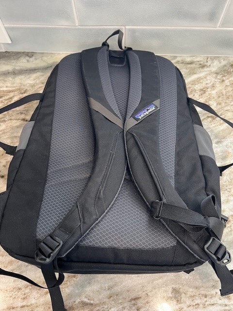 Patagonia Refugio 28L ブラックバックパック 美品 PATAGONIA REFUGIO 28L GOOGLE CLOUD LOGOBACKPACK NEW WITH TAG