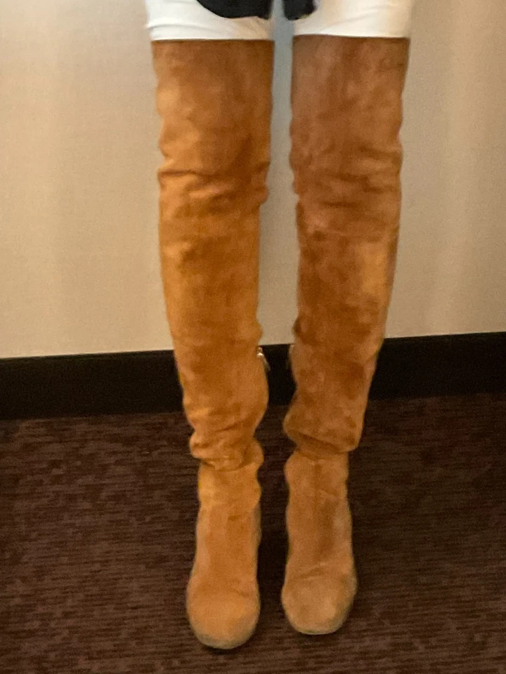 Preciosas botas Gianvito Rossi súper suaves de gamuza caramelo sobre la rodilla Foto 2 de 4