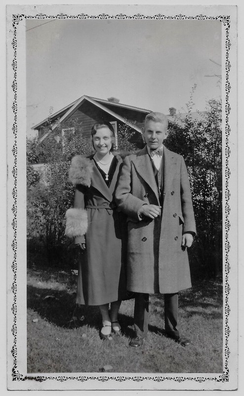 OLD PHOTO WOMAN AND MAN DRESSED UP WEARING COATS BOW TIE 1930S