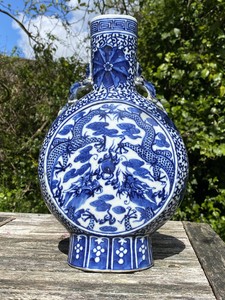 CHINESE 19TH CENTURY QING DYNASTY BLUE AND WHITE PORCELAIN MOON FLASK VASE