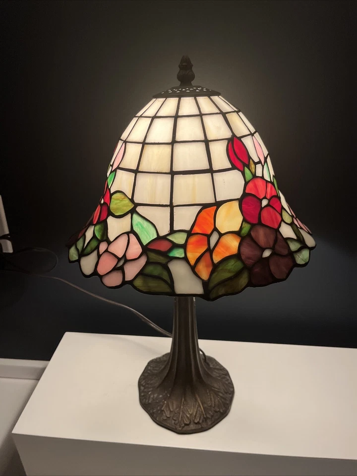 Dale Tiffany Vintage Stained/Slag Glass Table Lamp Floral Desk Light 20” - Image 2 of 4