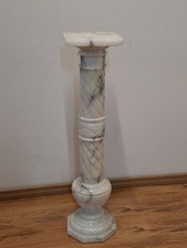 Colonna a torciglione in marmo bianco venato – Complemento d’arredo classico