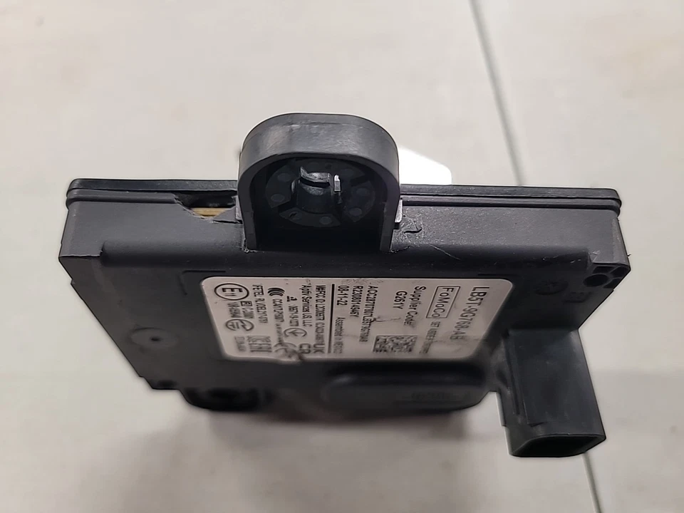 2020-2025 Ford, Lincoln Front Radar Sensor, Damaged. Part LB5Z9E731AB / DY-1517 - Image 3 of 4