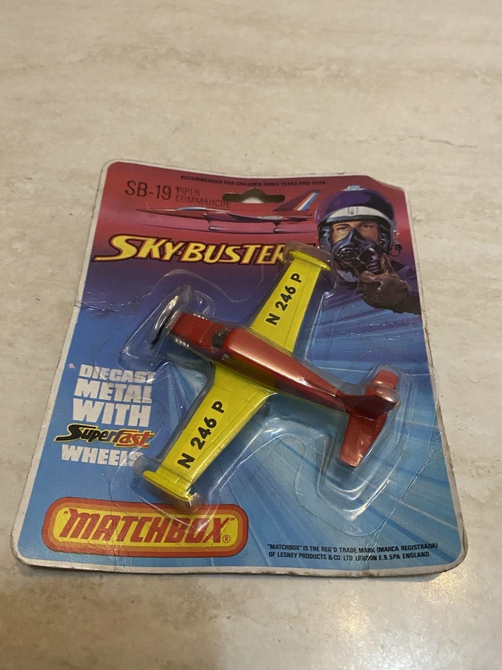Aereo Matchbox Sky Busters die cast SB-19 1974 Piper Commanche nuovo in blister - Immagine 2 di 4