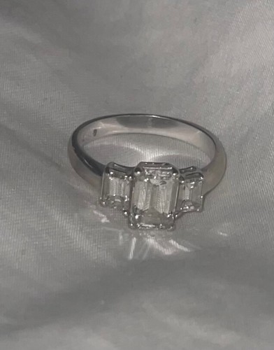 Emerald cut trinity diamond ring, great condition, size m - Picture 2 of 14
