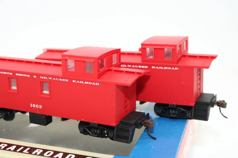 Walther HO Scale Chicago North Shore 30' Wood 3 Window Caboose Car Set 932-27512 - Image 4 of 4