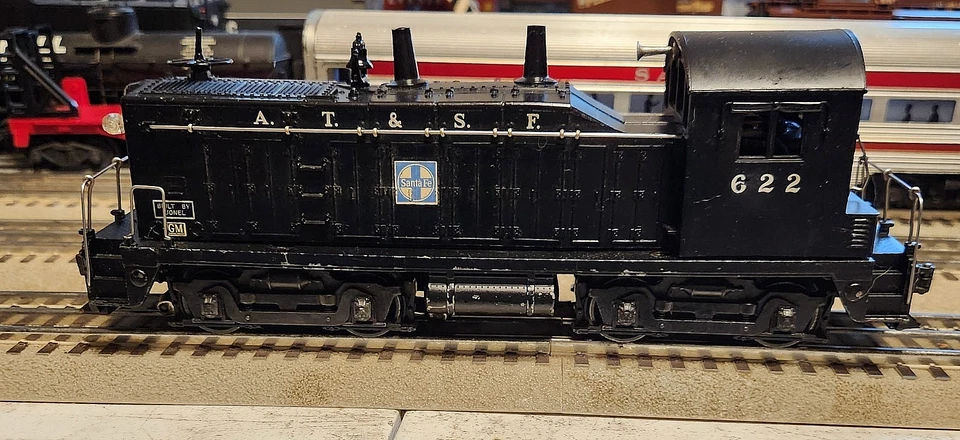 LIONEL 622 BELL RINGING SANTA FE DIESEL SWITCHER IN GOOD COND. RUNS. - Image 2 of 4