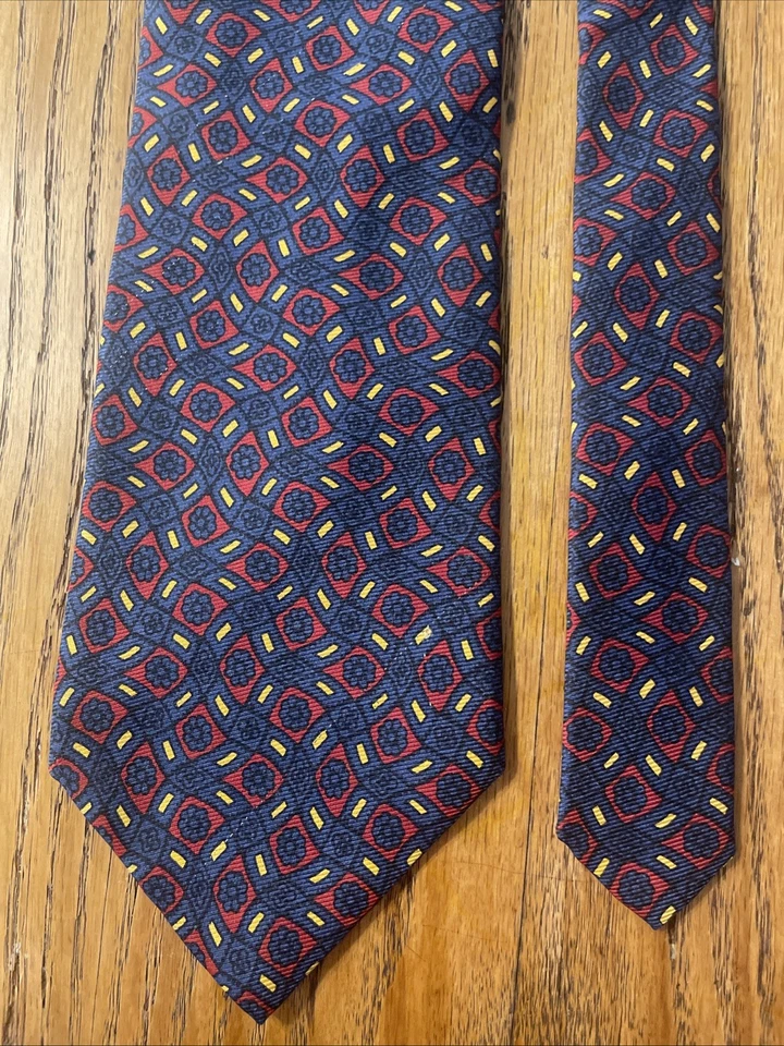 Corbata de seda floral pequeña Burberry usada en excelente estado hecha a mano en EE. UU. Foto 4 de 4