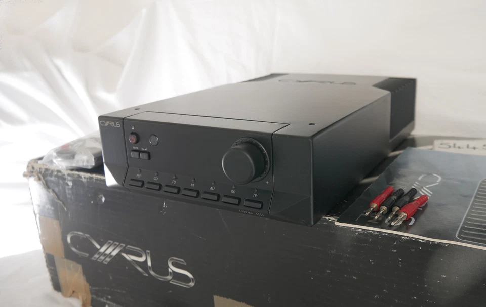 Amplificatore integrato CYRUS III i con scatola, manuale e telecomando - Immagine 3 di 4