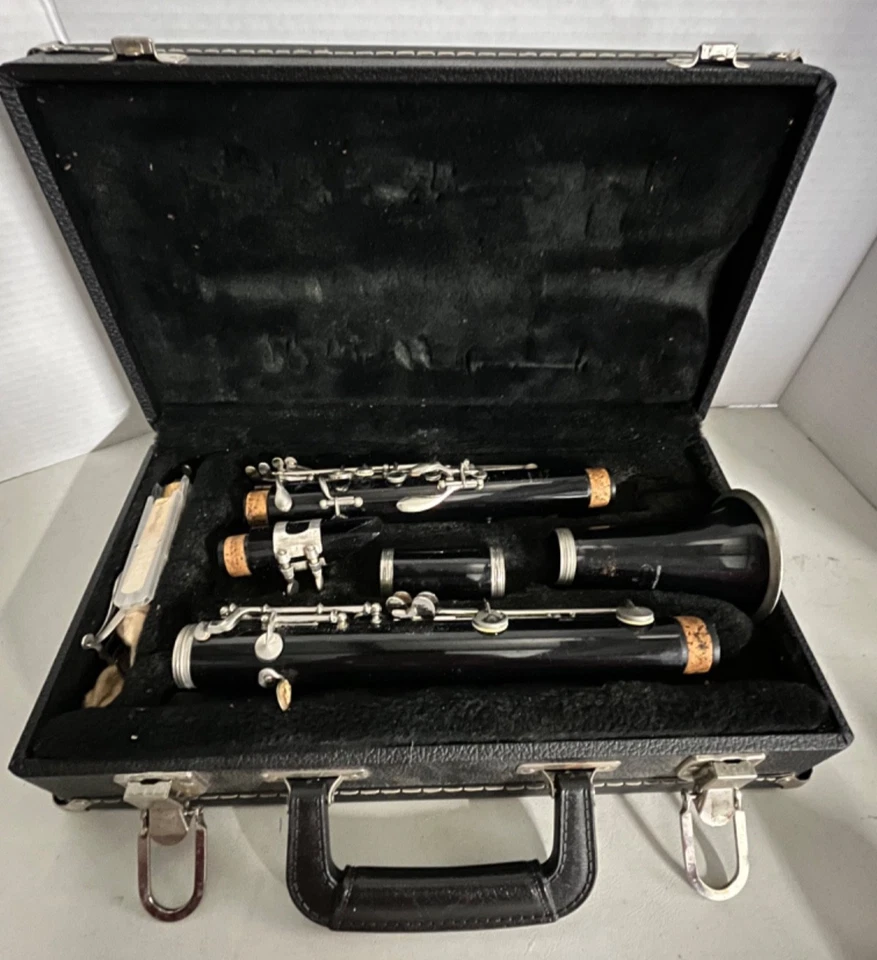 Clarinete Bundy Vintage y Estuche Rígido Bb Configuración Completa" Foto 3 de 4