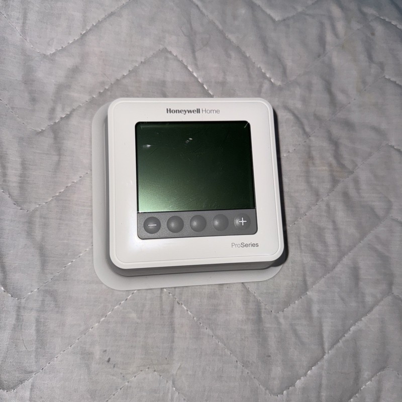 Used Honeywell Home T6 Pro White Programmable Thermostat TH6220U2000