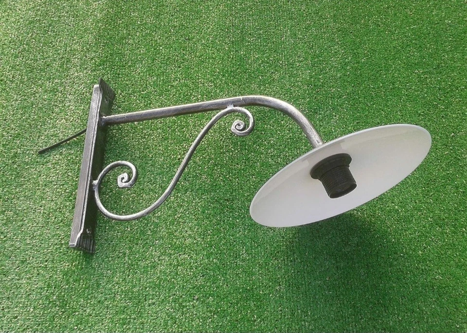 APPLIQUE DA ESTERNO IN FERRO BATTUTO, FINITURA NERA E27 PIATTO RIFLET. 25CM - Immagine 4 di 4