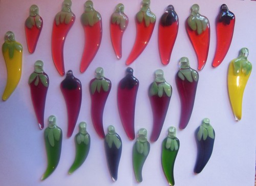 chillis in glass to hang in kitchen etc. 24 chillis beautiful gift keyrings too. - Picture 4 of 26