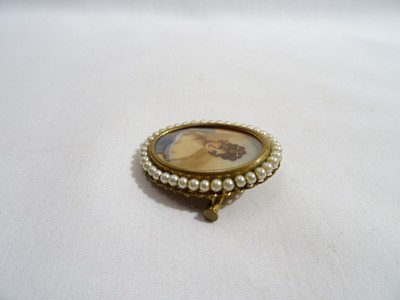 BROCHE ANCIENNE - Miniature Peinte Personnage Femme - Laiton Doré Et Perle - Vintage