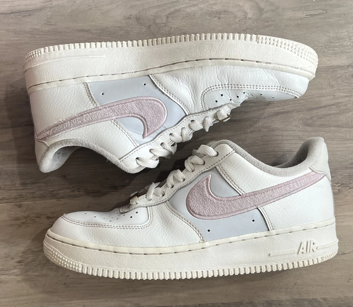 Nike air force clearance 1 chenille swoosh white