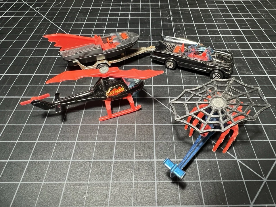 Make Offer! Corgi Junior Batmobile Batboat & TRAILER Batcopter, Spiderman Copter - Image 4 of 4