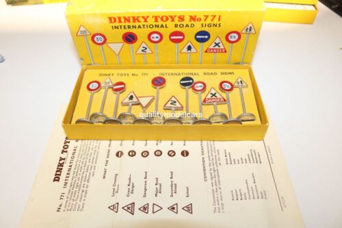 Dinky Toys 771 International road signs all original in box - Afbeelding 1 van 12